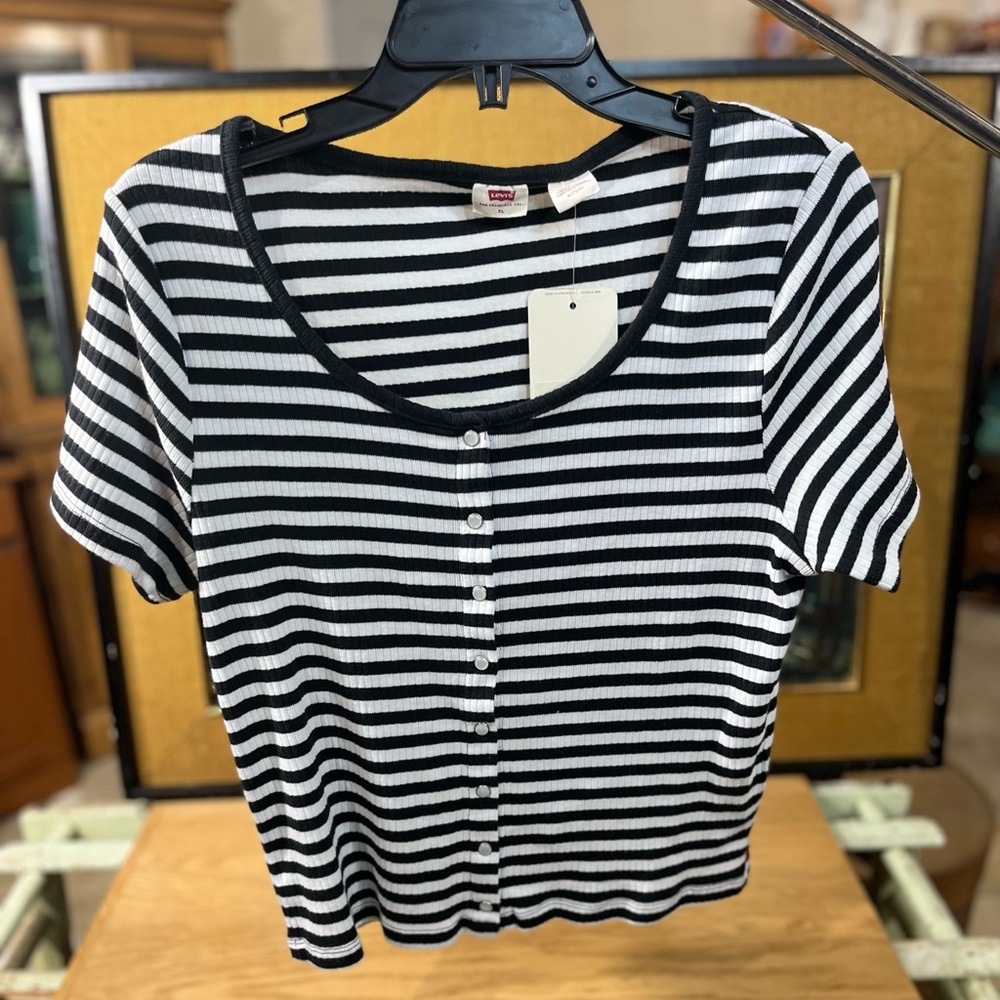 NWT: Levi’s Women’s Britt Slim Fit Short Sleeve Snap Front Top